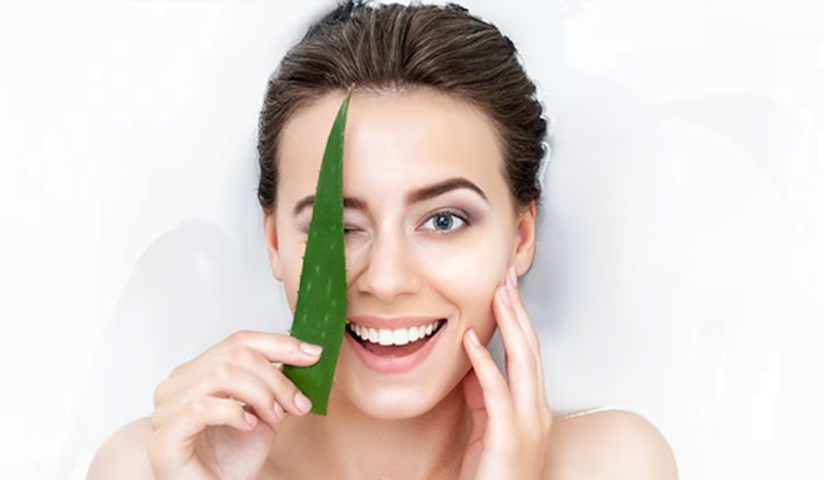 How to Use Aloe Vera on Face at Night (Benefits & Tips)